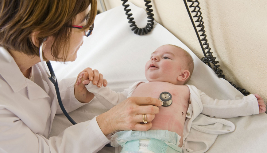 Uşaqlarda Pnevmoniya, uşaqlarda qulaq ağrıları, Uşaq həkimi, Pediatr